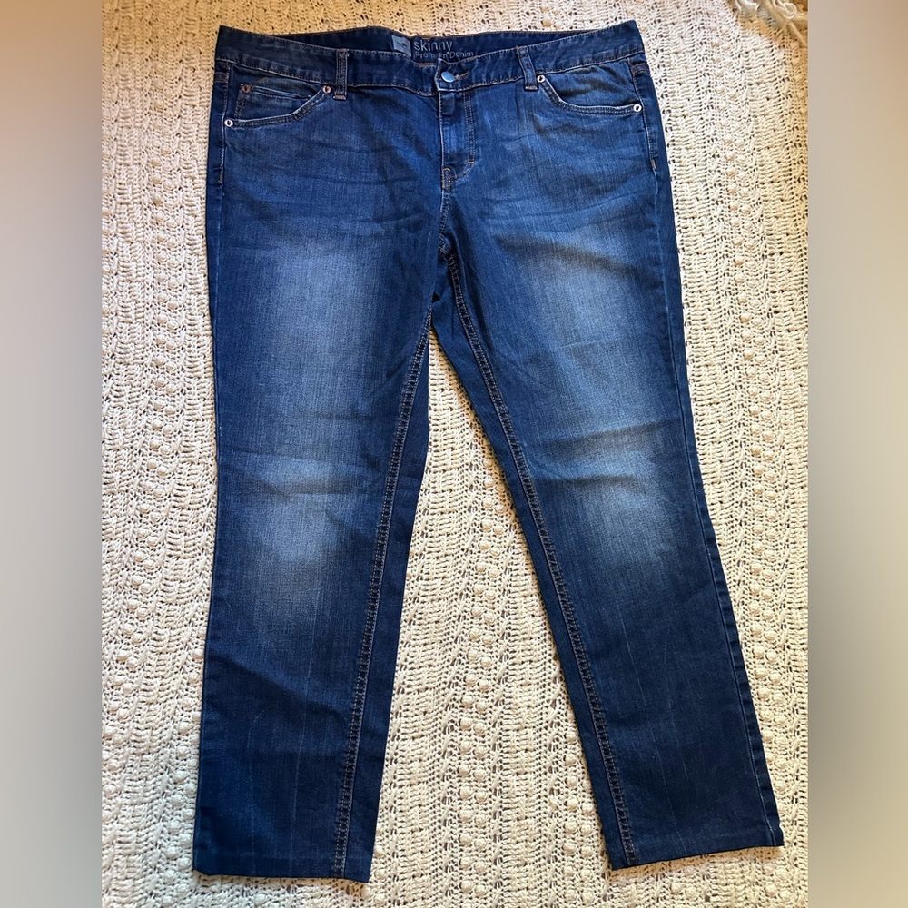 Women's Skinny Jeans in Dark Blue Wash